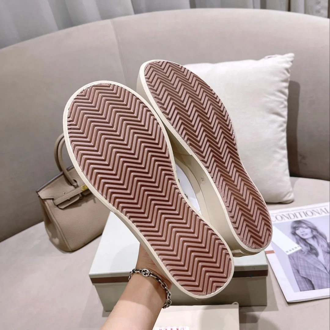 👟👟Ex-factory price 480👟👟Higher version of Marni Mani, popular online celebrity, Taobao, popular single model in physical stores! The lines of this shoe are very smooth. The round toe is a bit exaggerated, but you will know when you try it on. This thick and round shoe actually makes your legs very slim and long. The original version is reproduced in a one-to-one ratio, and the material is also one-to-one. It feels good on your feet! Fabric: Imported wool twill (grained calfskin) Lining: Imported sheepskin lining Size: 35 to 40 Outsole: T 👟👟 Factory price U Color: White cloth, black cloth, black leather, white leather, gray leather